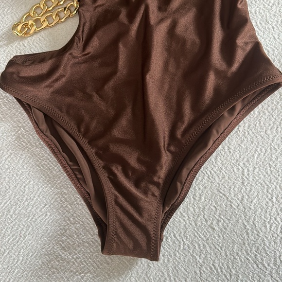 L’AGENCE Ava Cutout Chain One-Shoulder Underwire One Piece Swimsuit,Small, $275 - Picture 10 of 12